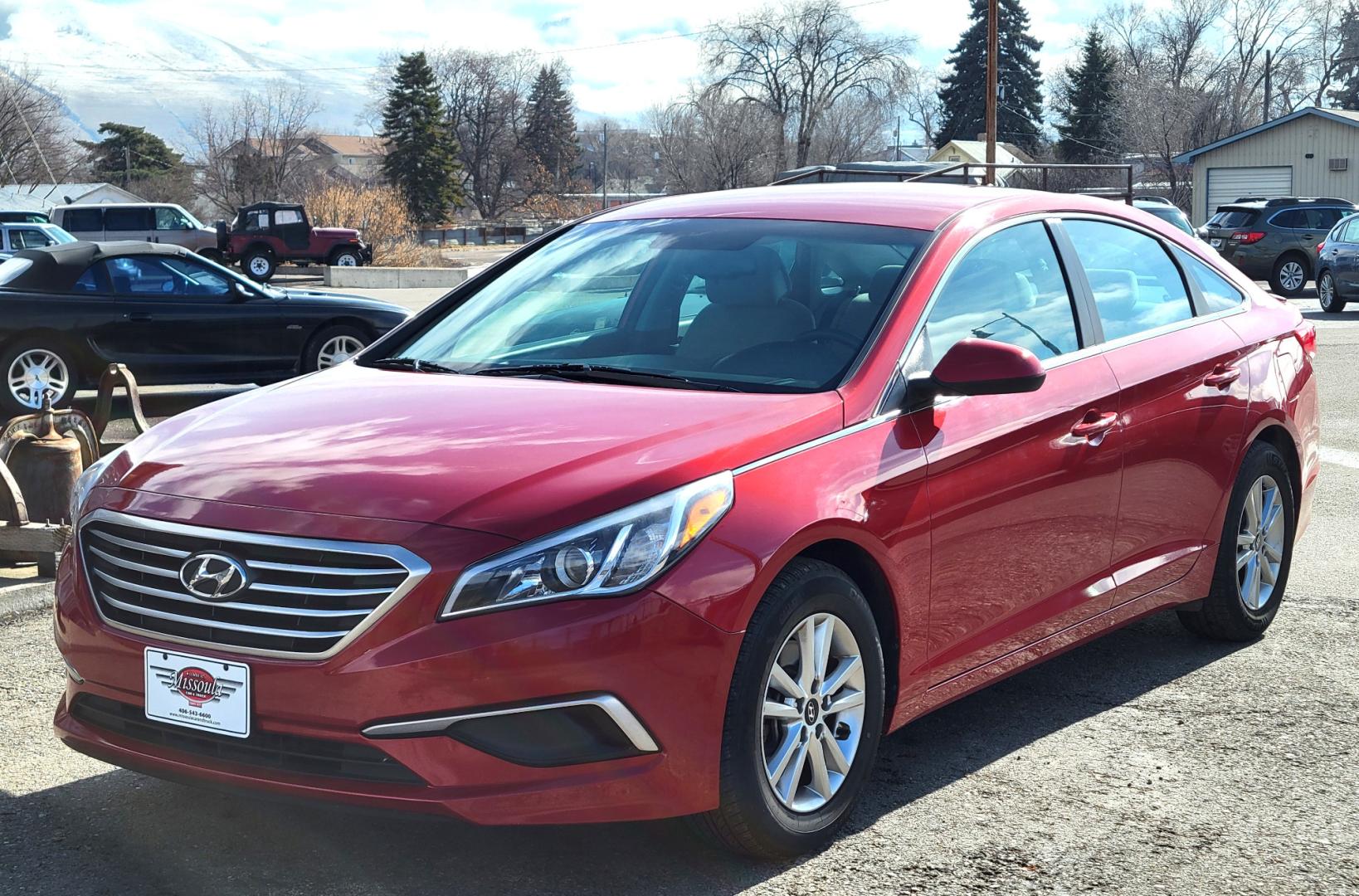 2017 Red /Gray Hyundai Sonata SE (5NPE24AF5HH) with an 2.4L I4 engine, 6 Speed Automatic transmission, located at 450 N Russell, Missoula, MT, 59801, (406) 543-6600, 46.874496, -114.017433 - Really Nice 1 Owner Sedan. Scarlett Red. 6 Speed Automatic. 2.4L I4. Air. Cruise. Tilt. Bluetooth. backup Camera. AM FM Satellite CD Player. Power Windows and Locks. - Photo#1